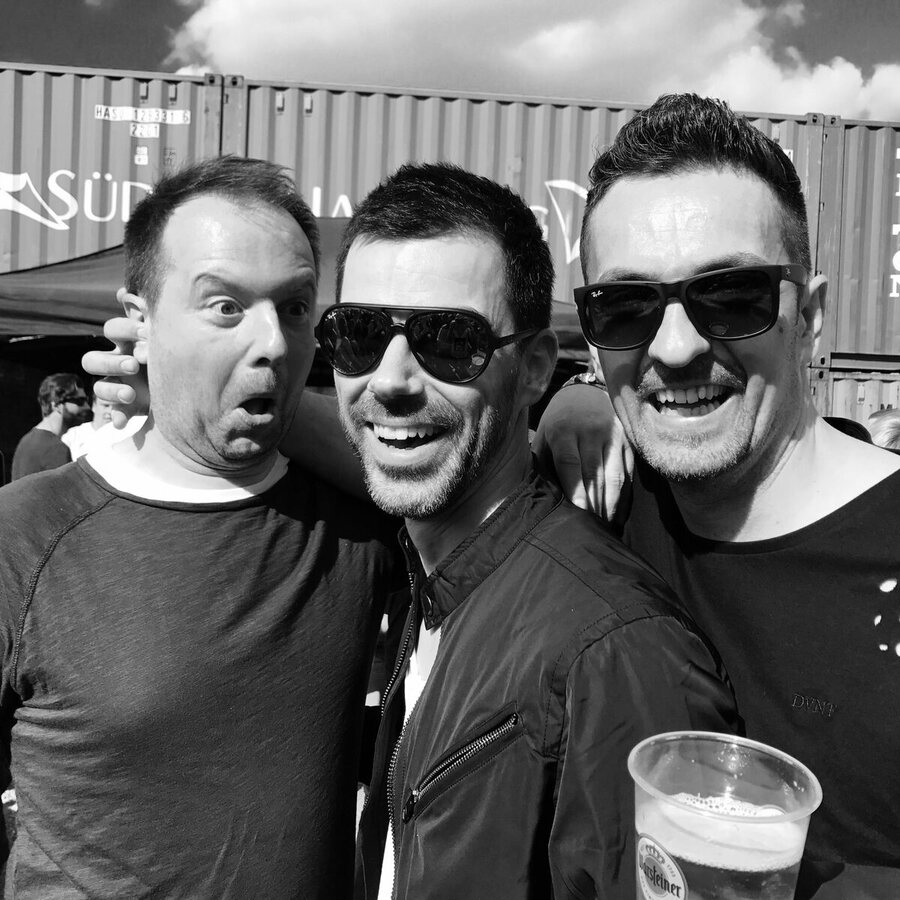 Selfie en blanco y negro de DEEP UNIT con amigos en un festival
